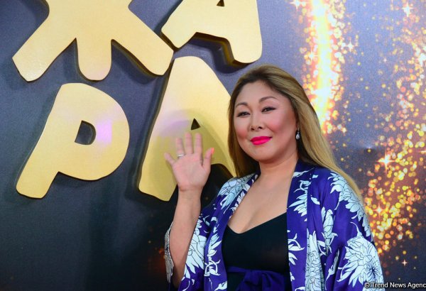 Легли на набережную Бакинского бульвара и смотрели на небо - Анита Цой (ФОТО)