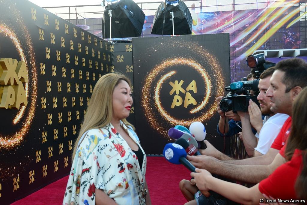 Легли на набережную Бакинского бульвара и смотрели на небо - Анита Цой (ФОТО)