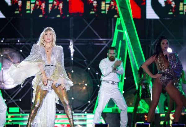 Топ-10 экстравагантных образов звезд на сцене фестиваля "ЖАРА 2019" (ФОТО)