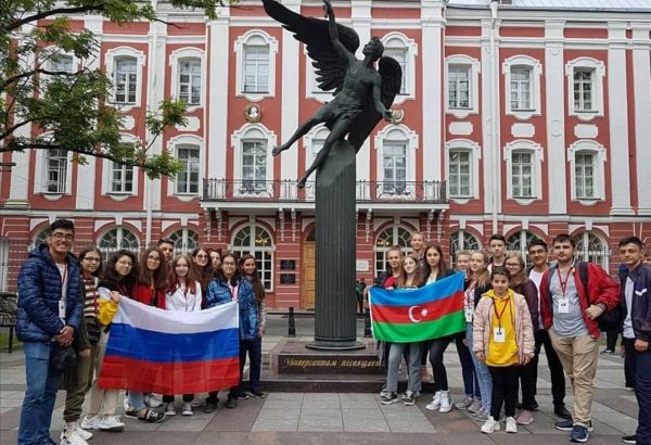 Азербайджанские школьники ознакомились с достопримечательностями Санкт-Петербурга (ФОТО)