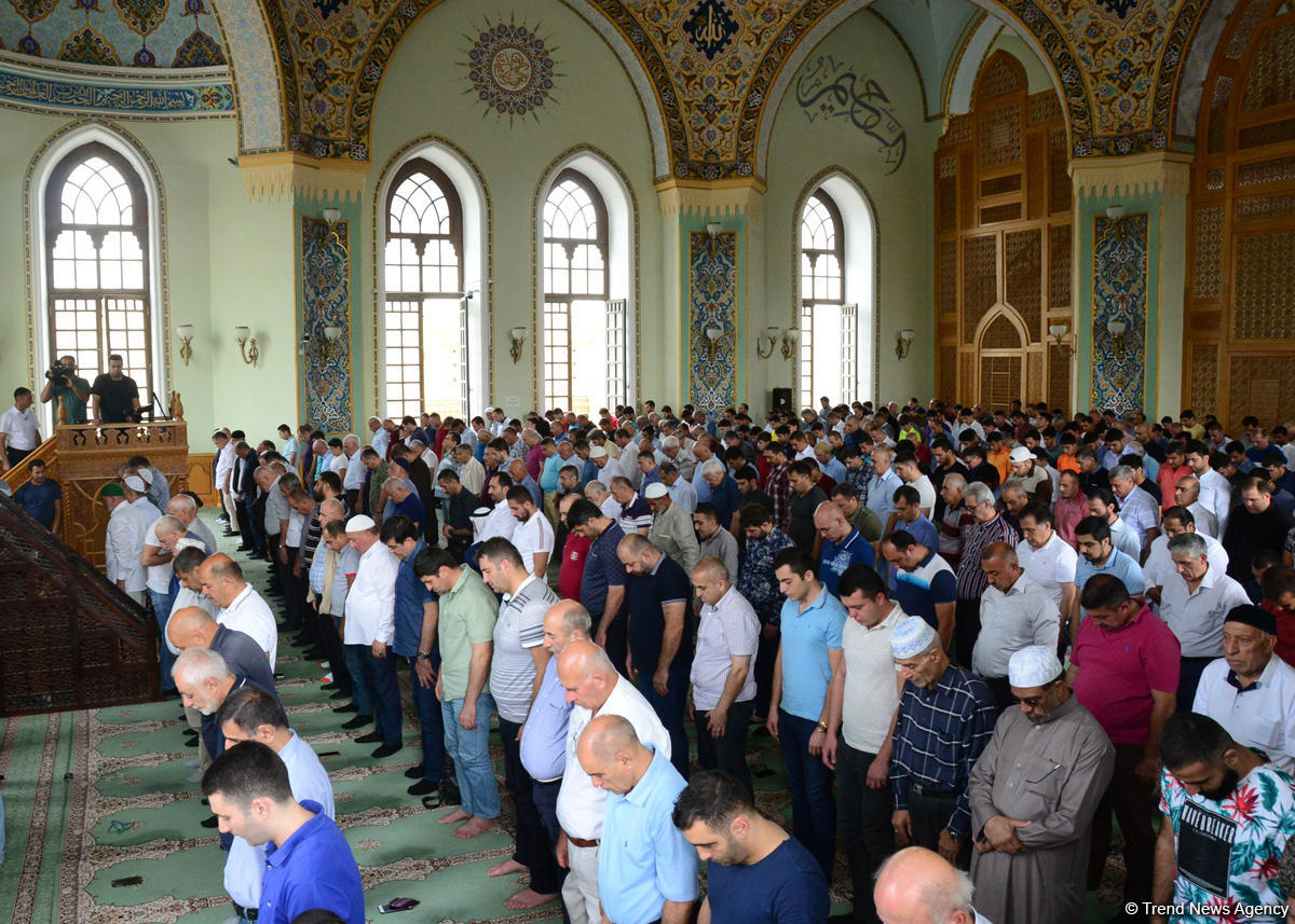 По случаю праздника Гурбан во всех мечетях Азербайджана совершен праздничный намаз (ФОТО)