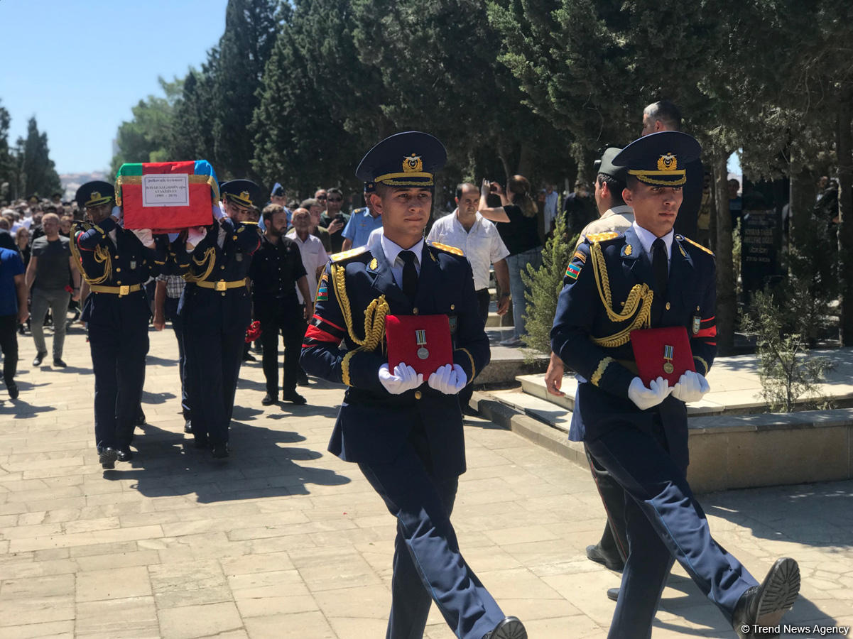 Проводится прощальная церемония с погибшим пилотом Миг-29 (ФОТО)