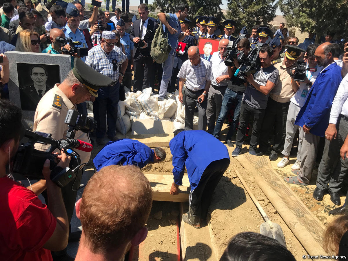 Проводится прощальная церемония с погибшим пилотом Миг-29 (ФОТО)