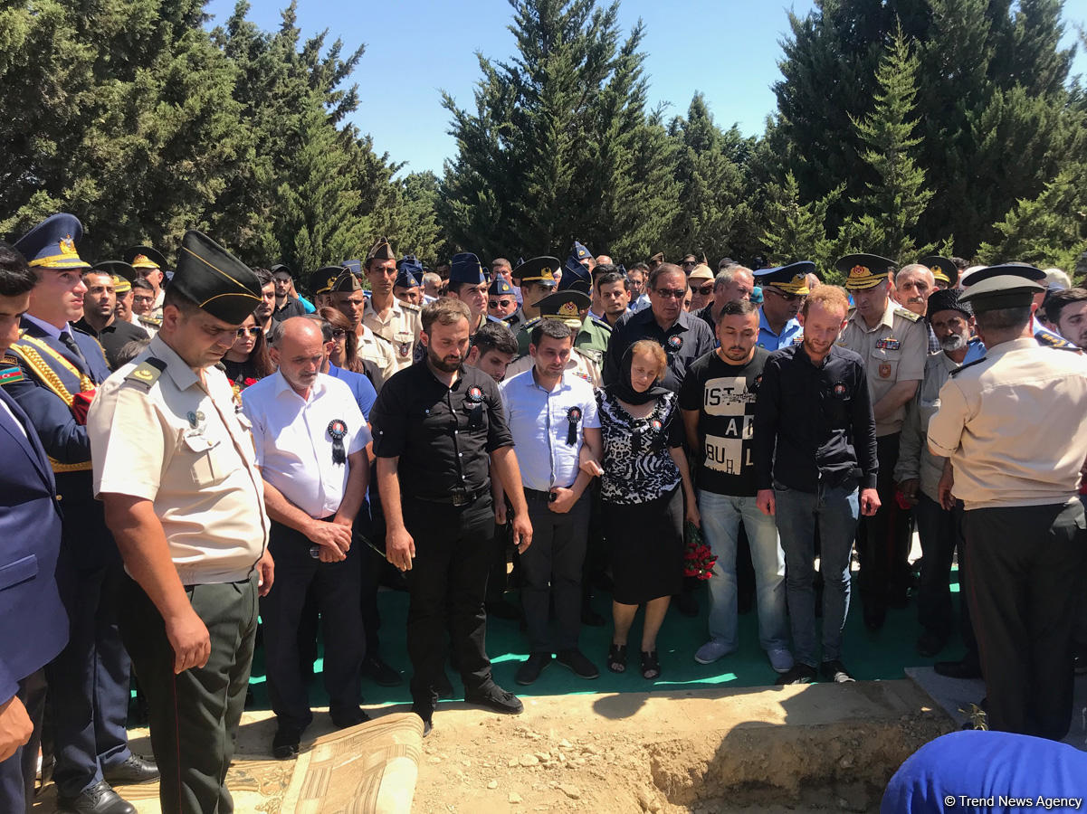 Проводится прощальная церемония с погибшим пилотом Миг-29 (ФОТО)