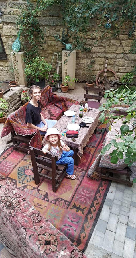 Российский актер с семьей отдыхает в Азербайджане (ФОТО)