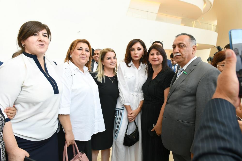 Первый вице-президент Мехрибан Алиева приняла участие в мероприятии вынужденных переселенцев в Центре Гейдара Алиева (ФОТО)