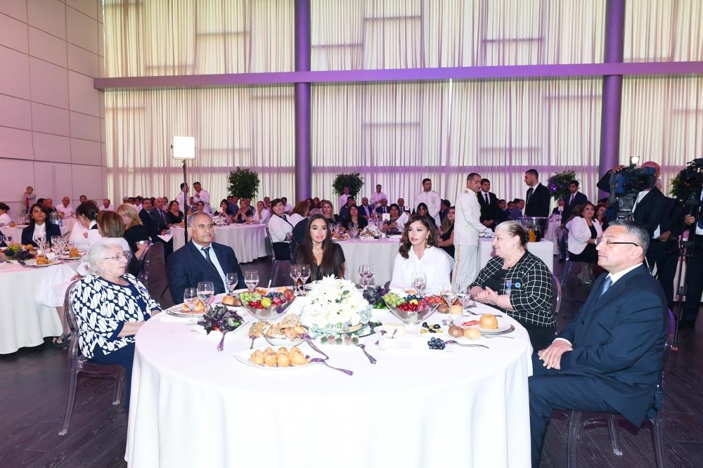 Первый вице-президент Мехрибан Алиева приняла участие в мероприятии вынужденных переселенцев в Центре Гейдара Алиева (ФОТО)