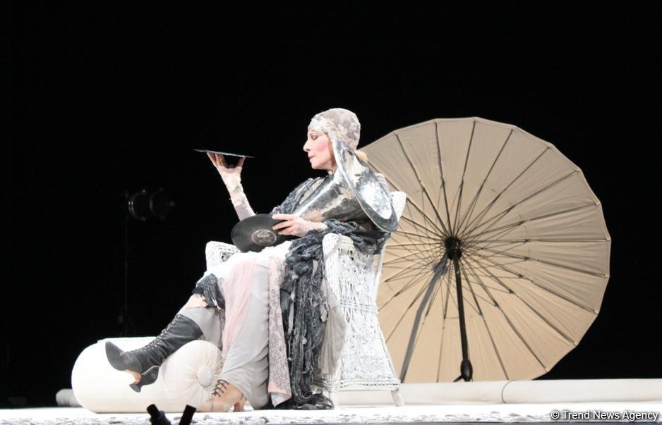 Юлия Рутберг  купила в Баку медный поднос и осуществила мечту матери (ФОТО)