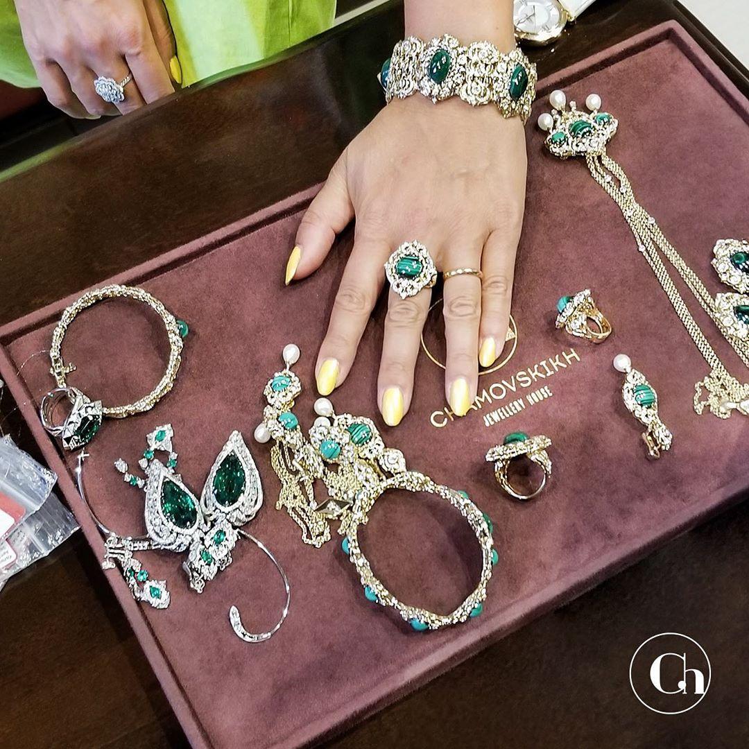 Азербайджанский певец подарил супруге ювелирное украшение императорских особ (ФОТО)