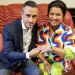 Азербайджанский певец подарил супруге ювелирное украшение императорских особ (ФОТО)