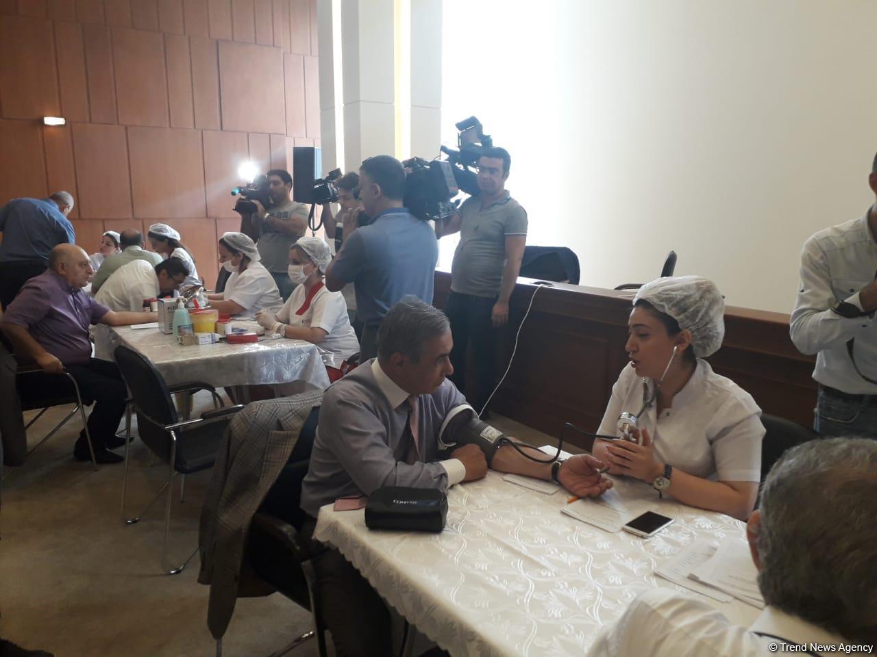 В правящей партии «Ени Азербайджана» проведена акция по сдаче крови (ФОТО)