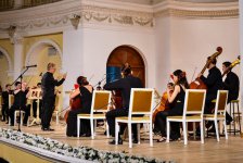 Российский дирижер, приехав в Баку, попал в восточный Париж (ФОТО)