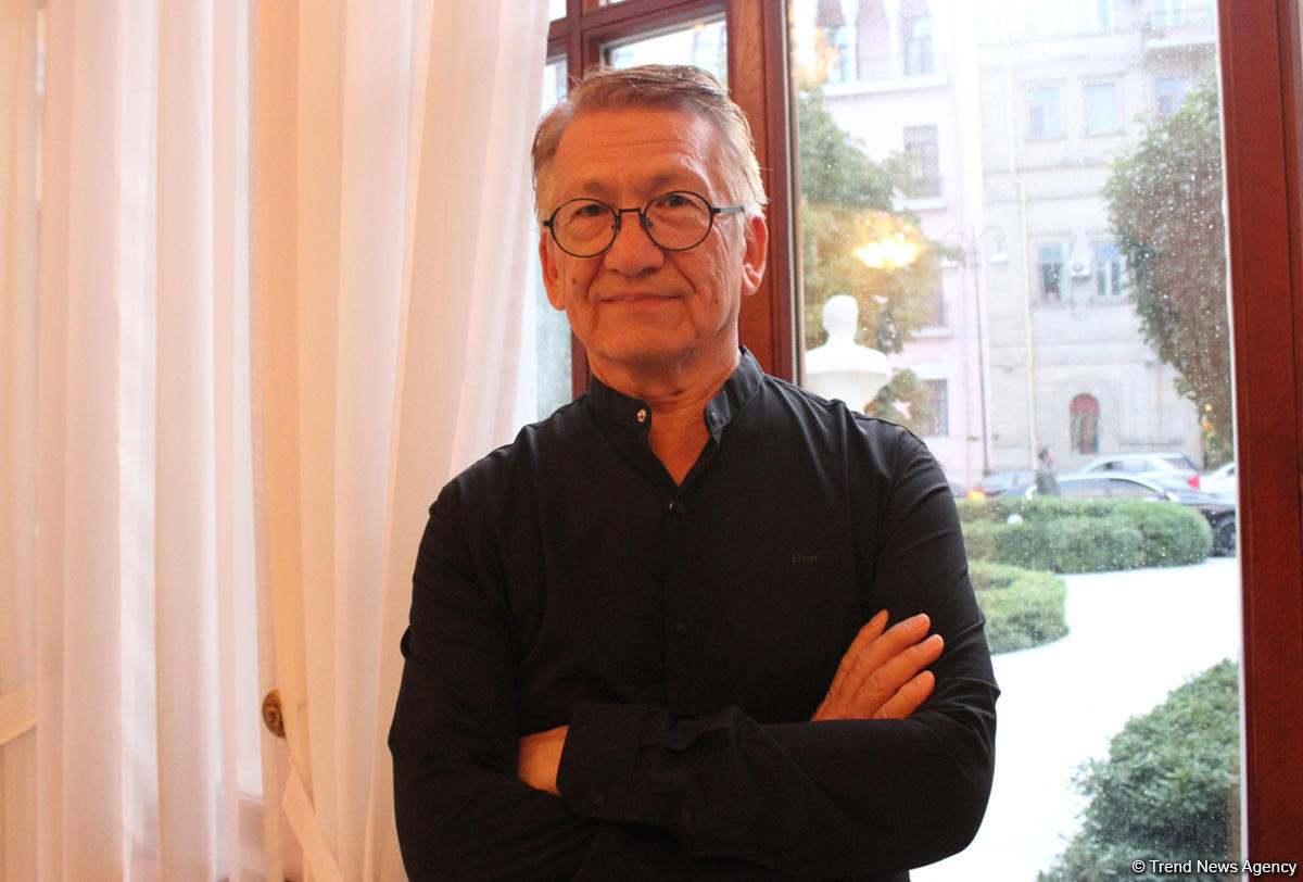 Российский дирижер, приехав в Баку, попал в восточный Париж (ФОТО)