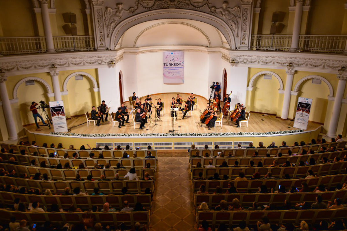 Российский дирижер, приехав в Баку, попал в восточный Париж (ФОТО)