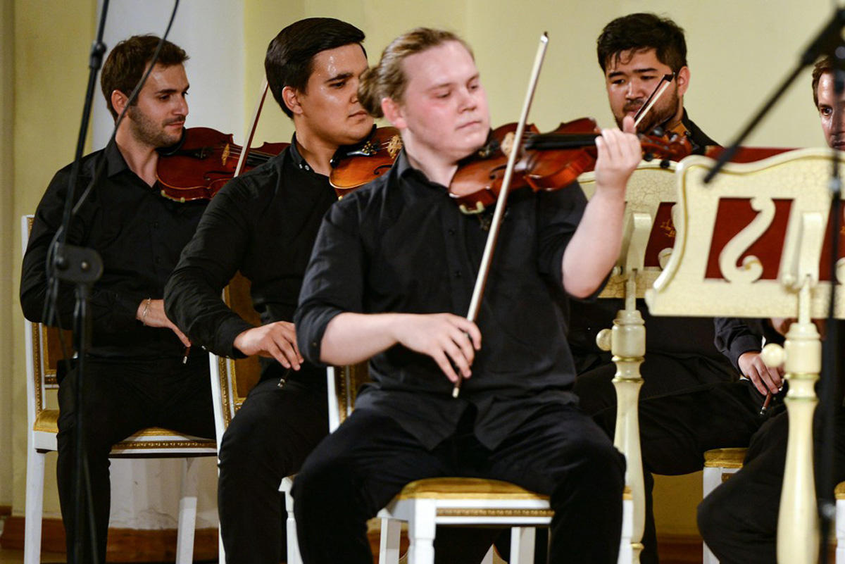 Молодежный камерный оркестр ТЮРКСОЙ завершил гастрольное турне в Баку оглушительными овациями (ФОТО)