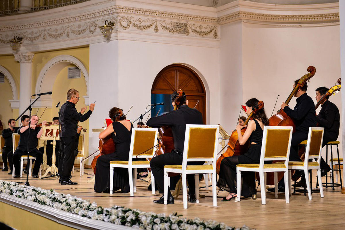 Российский дирижер, приехав в Баку, попал в восточный Париж (ФОТО)