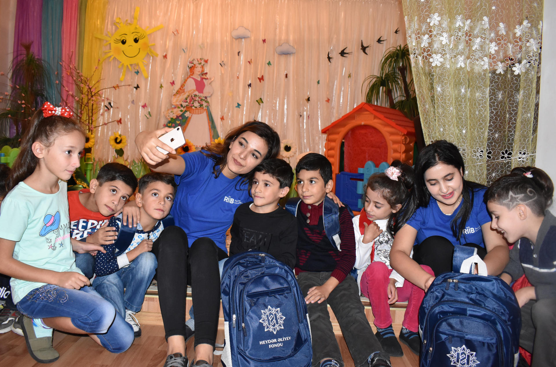 Подарки от Фонда Гейдара Алиева детям из 17 тысяч малообеспеченных семей  и воспитанникам детских домов (ФОТО)