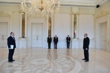 Президент Ильхам Алиев принял верительные грамоты послов Латвии и Великобритании (ФОТО)