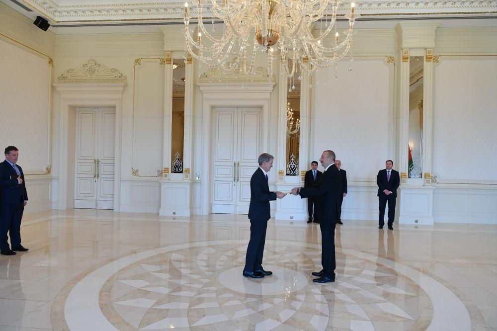 Президент Ильхам Алиев принял верительные грамоты послов Латвии и Великобритании (ФОТО)
