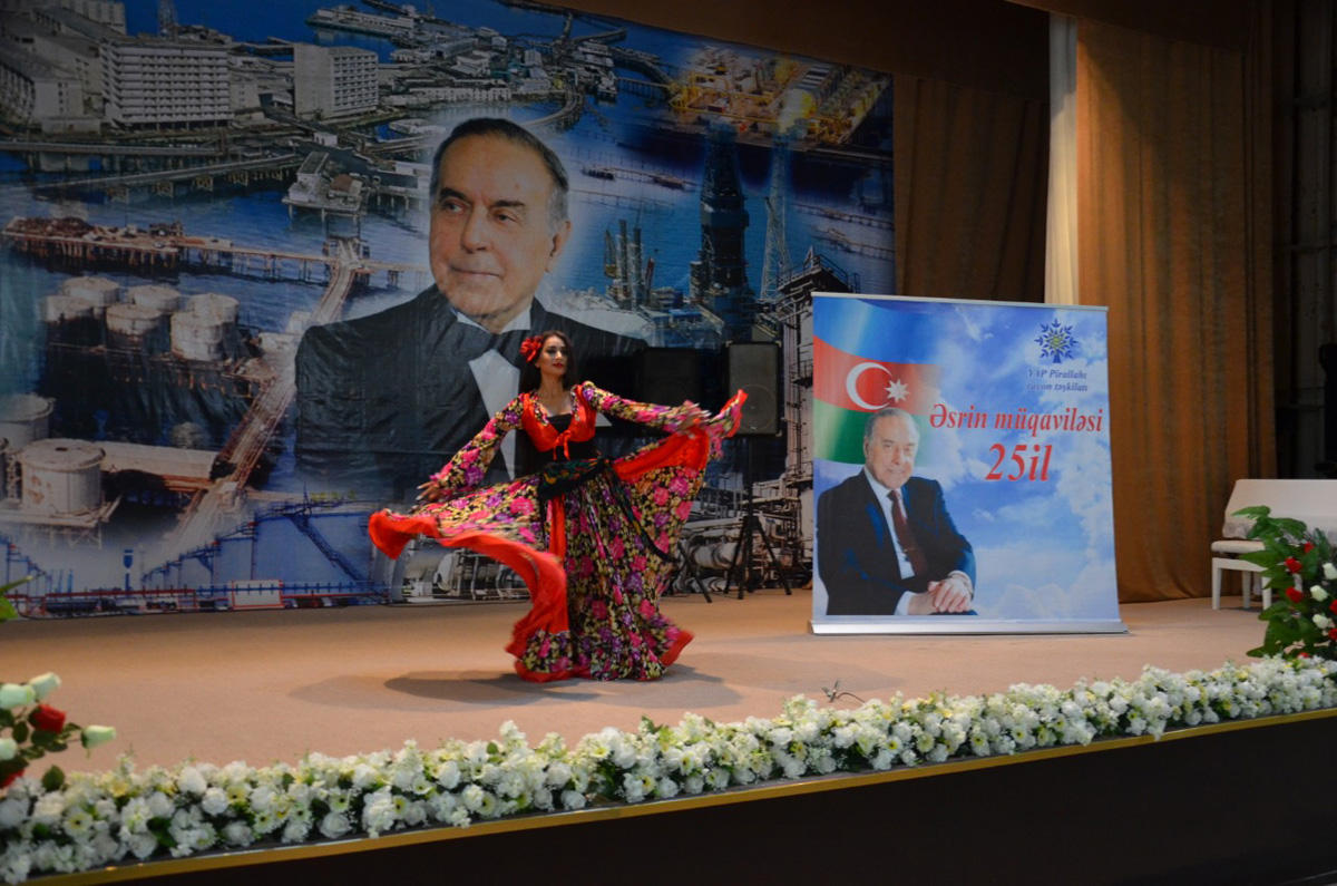 В Каспийском море в 40 км от Баку прошел праздничный концерт (ФОТО)