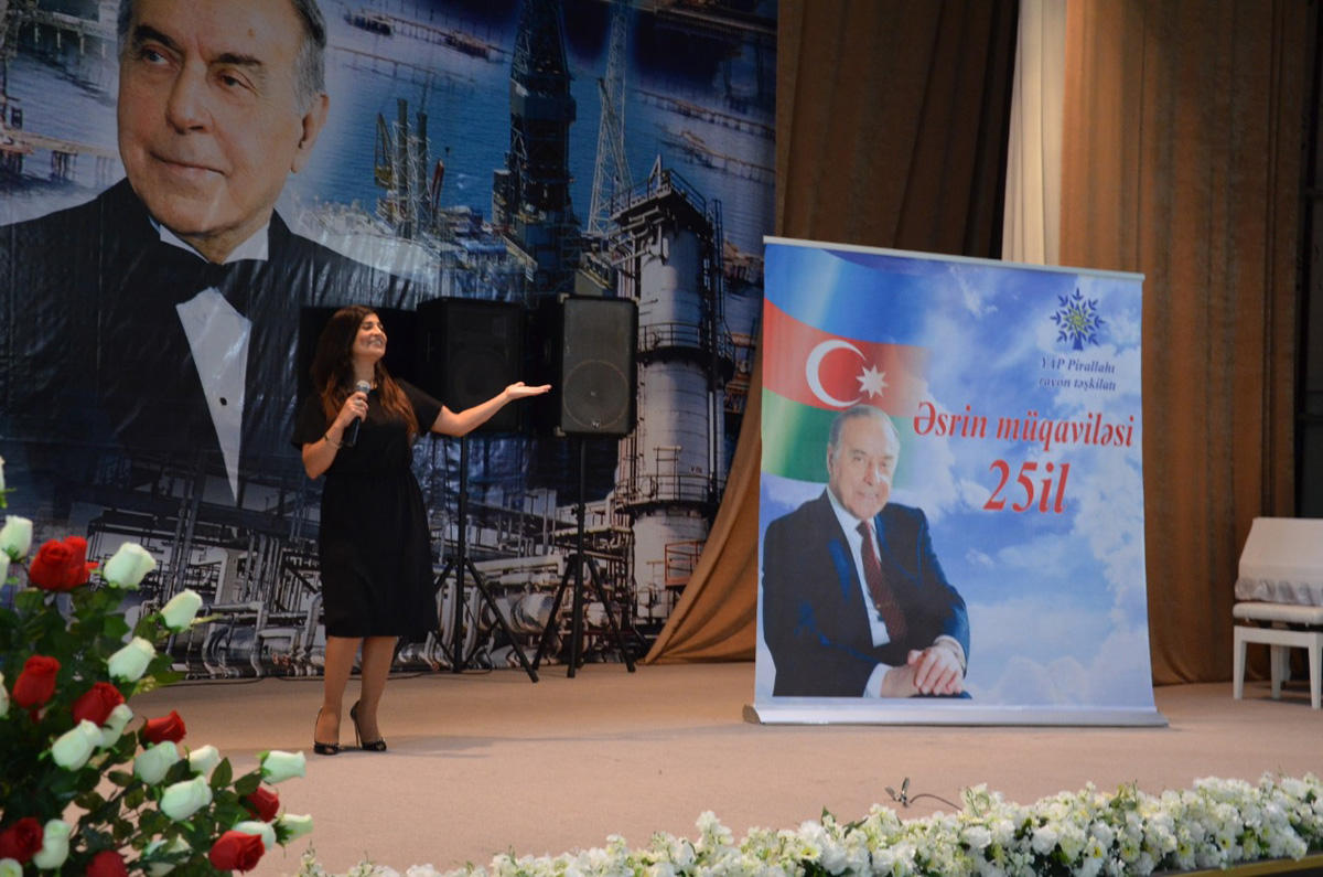 В Каспийском море в 40 км от Баку прошел праздничный концерт (ФОТО)