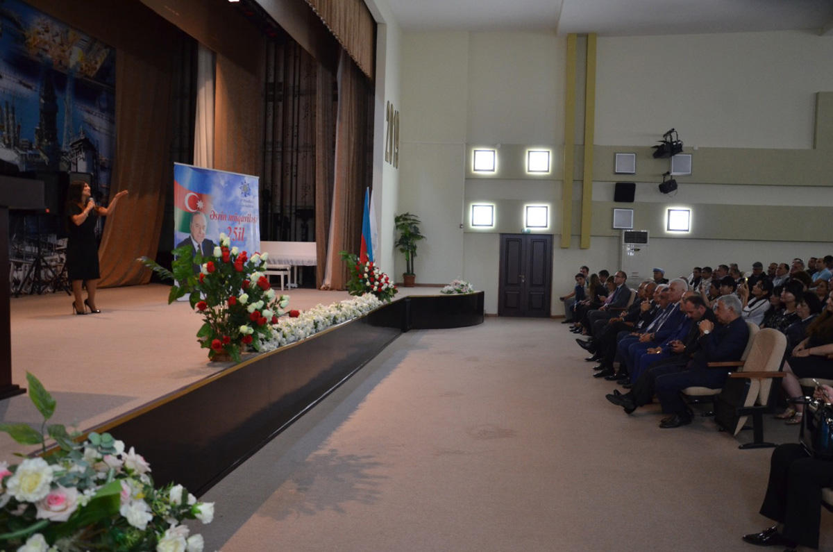 В Каспийском море в 40 км от Баку прошел праздничный концерт (ФОТО)