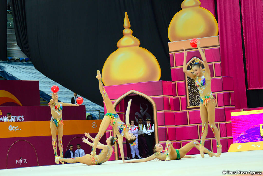 В Национальной арене гимнастики продолжаются соревнования команд в групповых упражнениях в рамках Чемпионата мира в Баку (ФОТО)