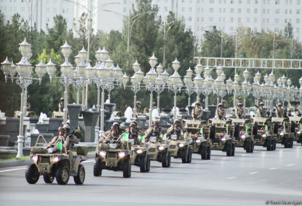 В Туркменистане прошёл военный парад в честь Дня независимости (ФОТО)