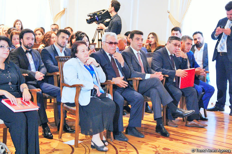 В Баку состоялась презентация сборника Айгюн Самедзаде "Азербайджан в 100 песнях"  (ФОТО)