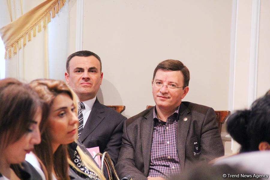 В Баку состоялась презентация сборника Айгюн Самедзаде "Азербайджан в 100 песнях"  (ФОТО)