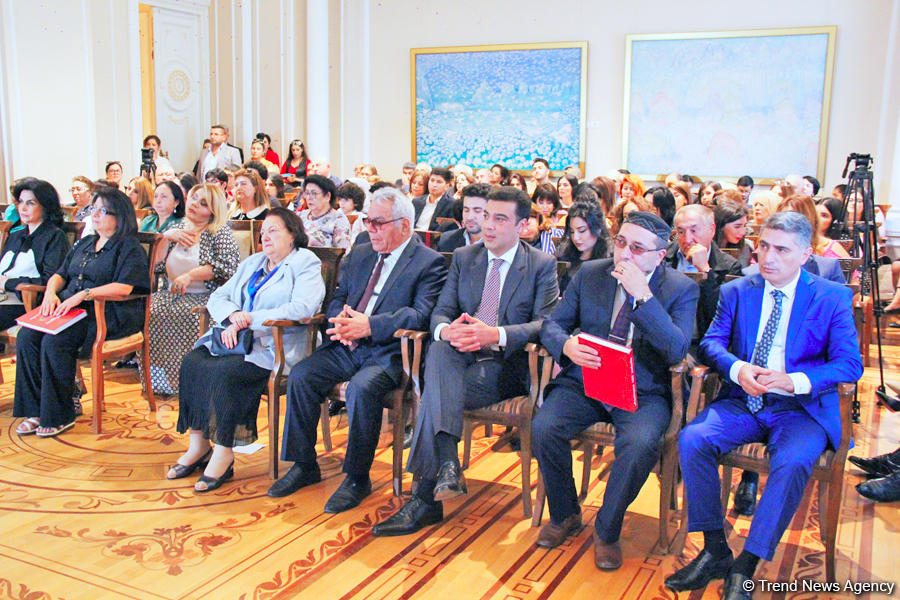 В Баку состоялась презентация сборника Айгюн Самедзаде "Азербайджан в 100 песнях"  (ФОТО)