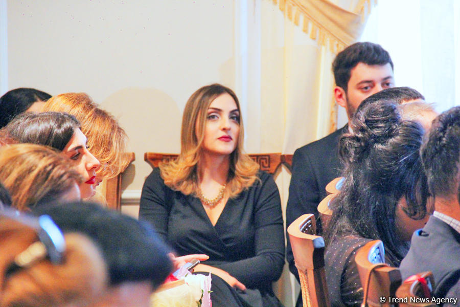 В Баку состоялась презентация сборника Айгюн Самедзаде "Азербайджан в 100 песнях"  (ФОТО)