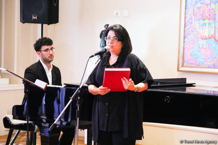 В Баку состоялась презентация сборника Айгюн Самедзаде "Азербайджан в 100 песнях"  (ФОТО)
