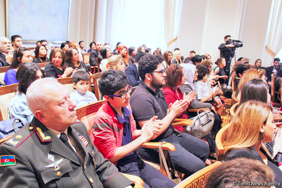 В Баку состоялась презентация сборника Айгюн Самедзаде "Азербайджан в 100 песнях"  (ФОТО)