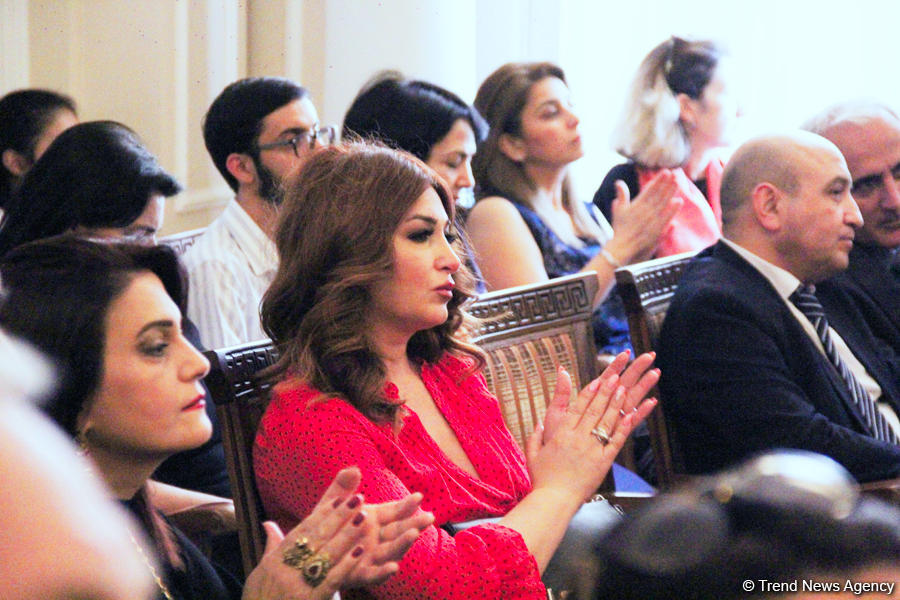 В Баку состоялась презентация сборника Айгюн Самедзаде "Азербайджан в 100 песнях"  (ФОТО)