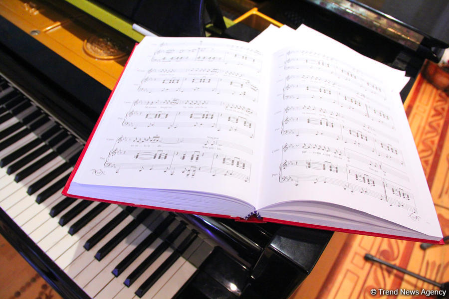 В Баку состоялась презентация сборника Айгюн Самедзаде "Азербайджан в 100 песнях"  (ФОТО)