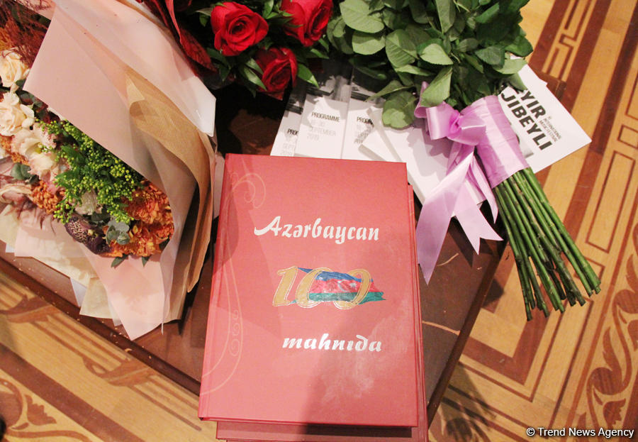 В Баку состоялась презентация сборника Айгюн Самедзаде "Азербайджан в 100 песнях"  (ФОТО)