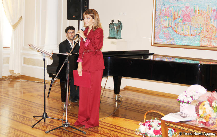 В Баку состоялась презентация сборника Айгюн Самедзаде "Азербайджан в 100 песнях"  (ФОТО)