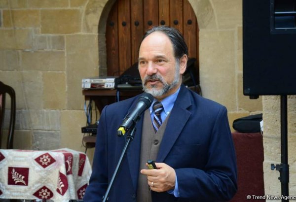 В рамках Фестиваля Насими состоялась лекция Алана Годласа "Доска каллиграфии: ранняя форма Twitter-а в суфизме" (ФОТО)