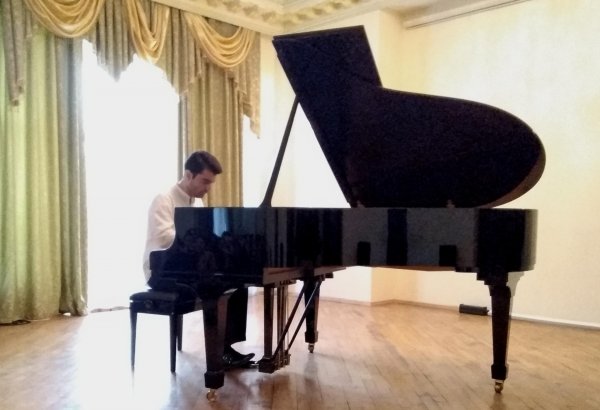 Представитель славного рода Самеда Вургуна рассказал об учебе в Париже