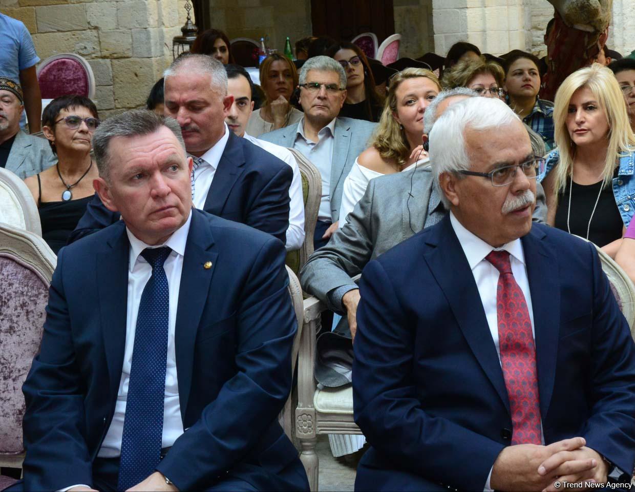 В рамках Фестиваля Насими состоялась лекция Алана Годласа "Доска каллиграфии: ранняя форма Twitter-а в суфизме" (ФОТО)