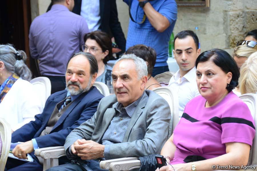 В рамках Фестиваля Насими состоялась лекция Алана Годласа "Доска каллиграфии: ранняя форма Twitter-а в суфизме" (ФОТО)