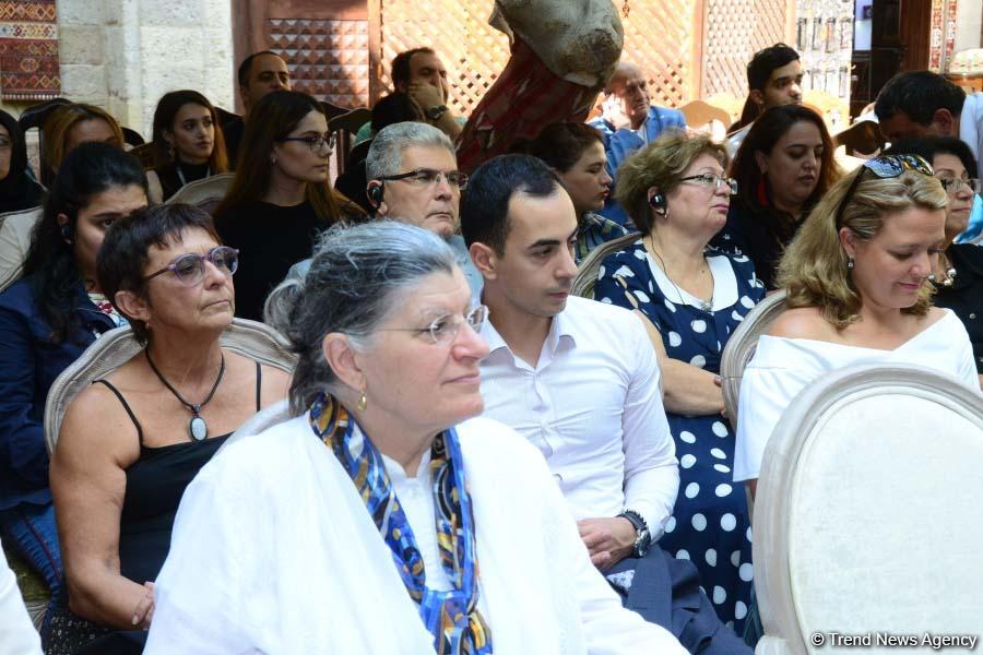 В рамках Фестиваля Насими состоялась лекция Алана Годласа "Доска каллиграфии: ранняя форма Twitter-а в суфизме" (ФОТО)