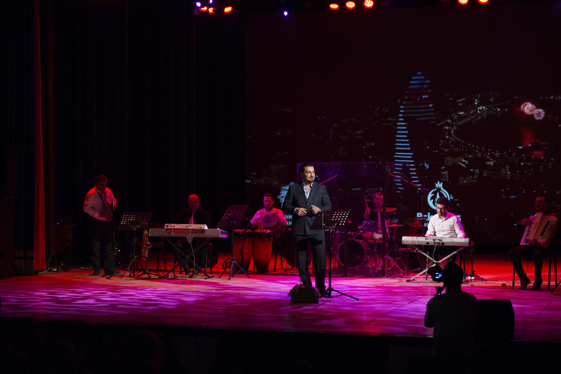 Осенняя любовь и ностальгия Принца азербайджанского шансона (ВИДЕО, ФОТО)