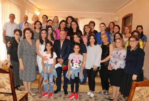 Фаиг Суджаддинов в окружении поклонниц (ФОТО)