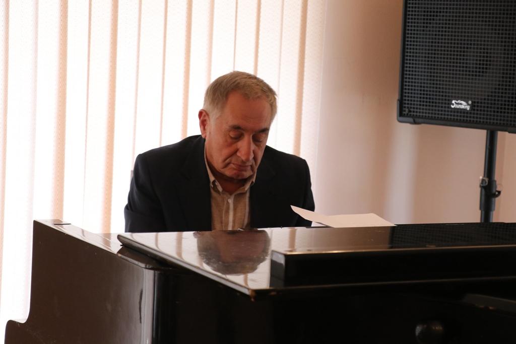 Фаиг Суджаддинов в окружении поклонниц (ФОТО)