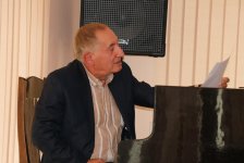 Фаиг Суджаддинов в окружении поклонниц (ФОТО)