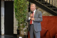 Великий казах Олжас Сулейменов в литературном Баку (ФОТО)