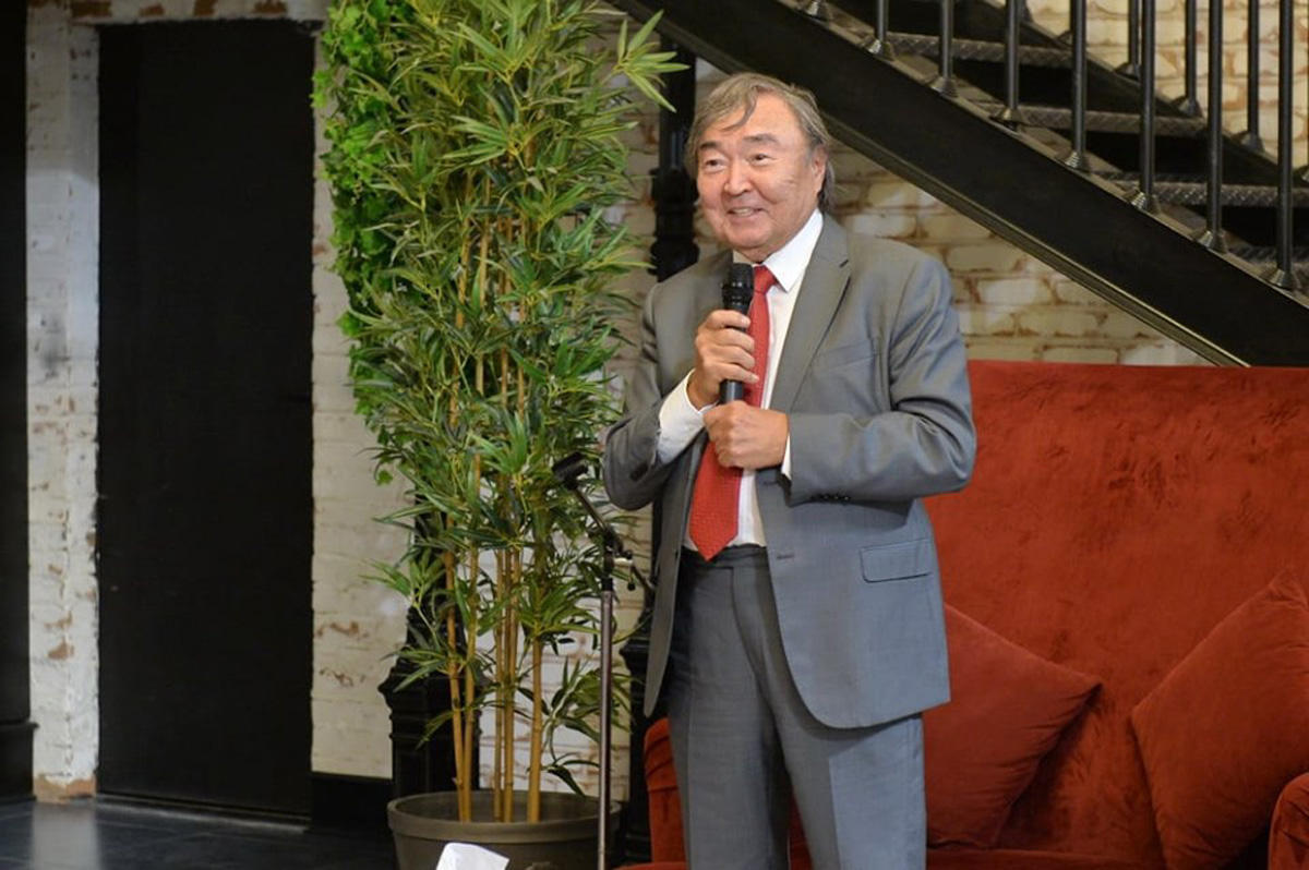 Великий казах Олжас Сулейменов в литературном Баку (ФОТО)