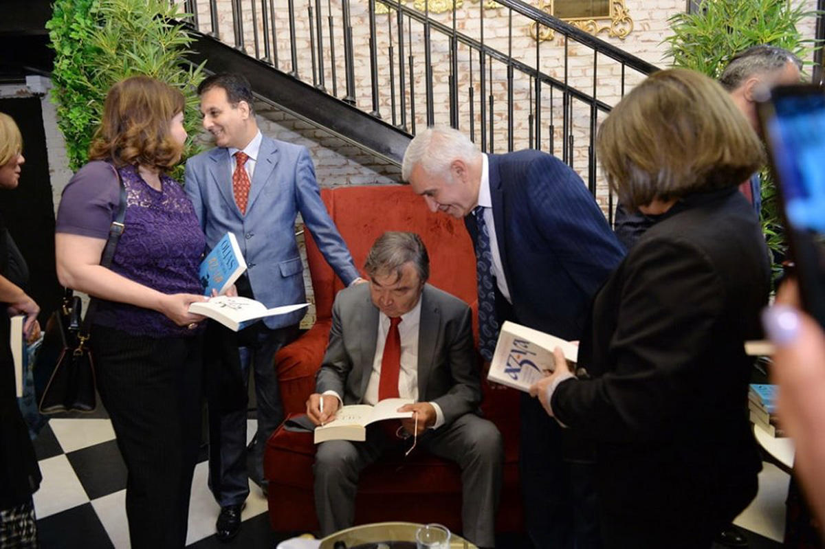 Великий казах Олжас Сулейменов в литературном Баку (ФОТО)